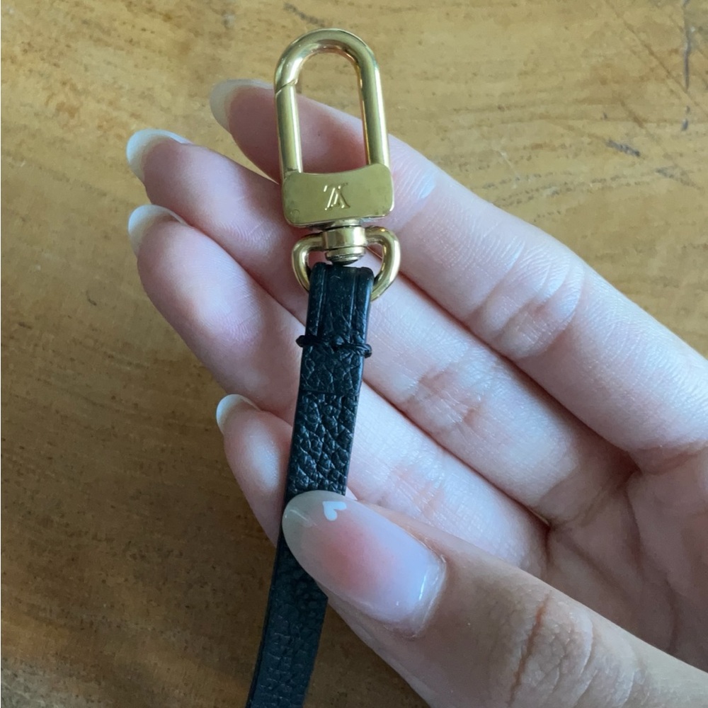 🌟 𝗟𝗼𝘂𝗶𝘀𝗲 𝗩𝘂𝗶𝘁𝘁𝗼𝗻 𝗹𝗲𝗮𝘁𝗵𝗲𝗿 𝗞𝗲𝘆𝘀𝘁𝗿𝗮𝗽 𝘄𝗶𝘁𝗵 𝗴𝗼𝗹𝗱 𝗵𝗮𝗿𝗱𝘄𝗮𝗿𝗲 - Picture 3 of 7